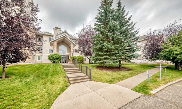 1315-7451 Springbank Boulevard SW