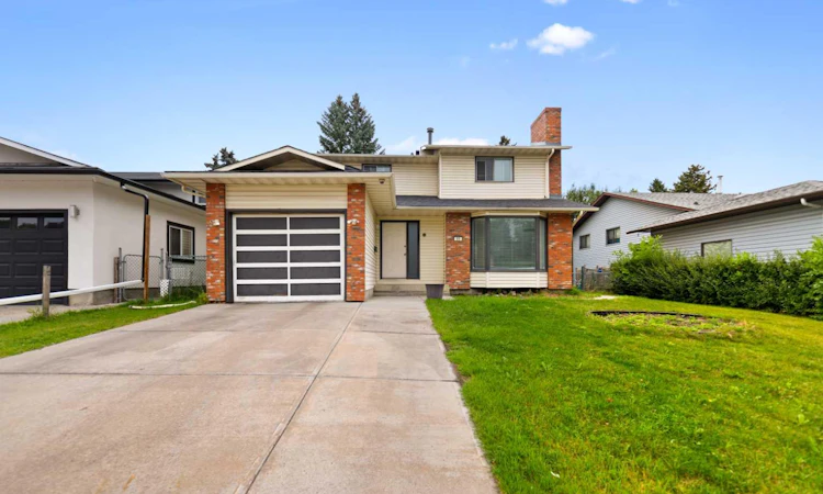 51 Castlebury Way NE