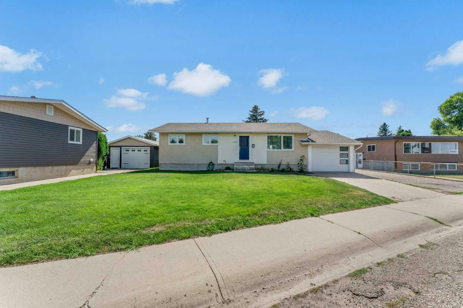 1825 16 Street SE, Medicine Hat, AB, T1A 7J8
