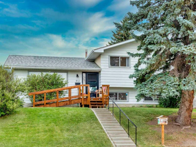 412 78 Avenue NE - 2
