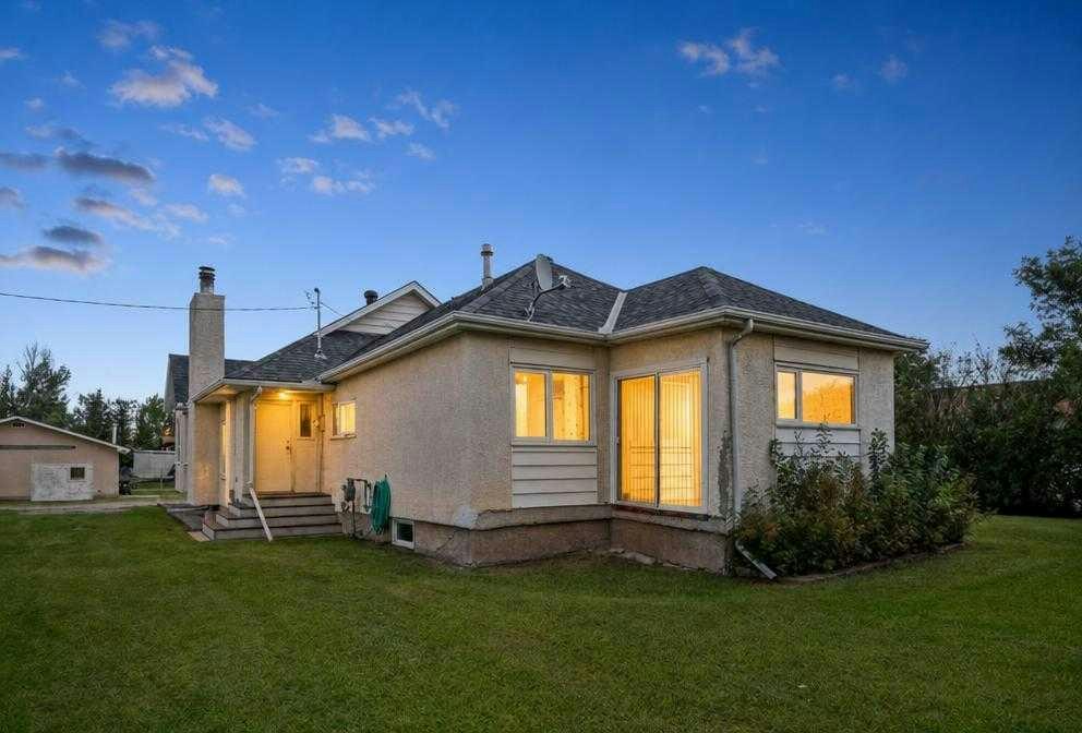 8 Whitney Street NE, Rural Rocky View County, AB, T0J 1X1