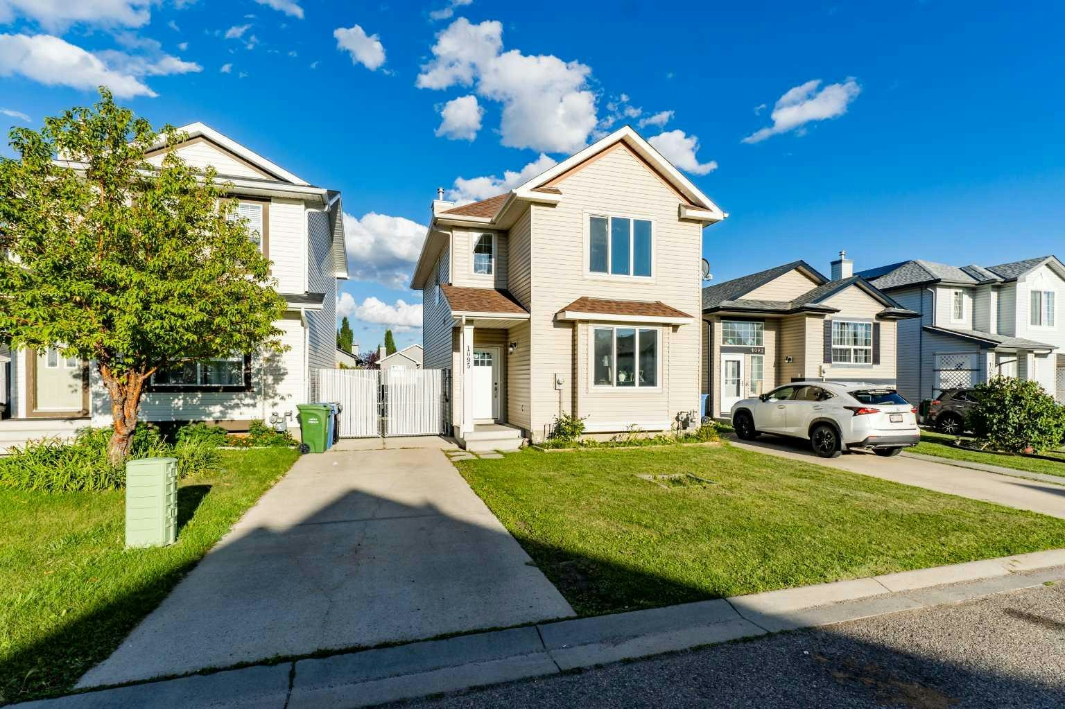 1095 Bridlemeadows Manor SW, Calgary, AB, T2Y 4L1