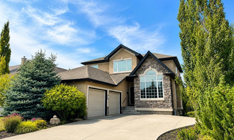 32 Evercreek Bluffs Crescent SW