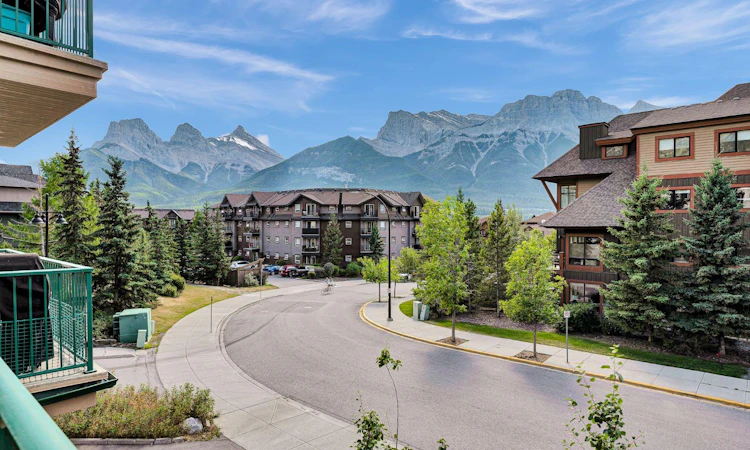 201-176 Kananaskis Way