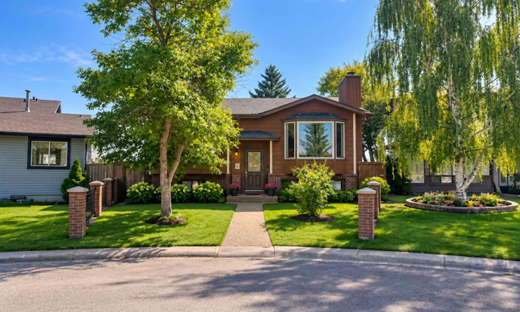 27 Castlebrook Court NE