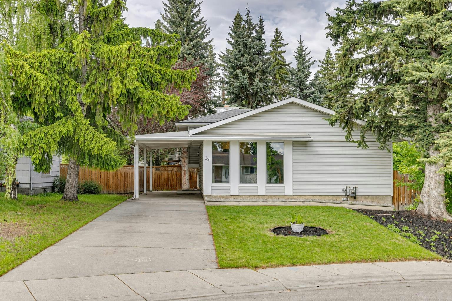 28 Cantrell Bay SW, Calgary, AB, T2W 2C2