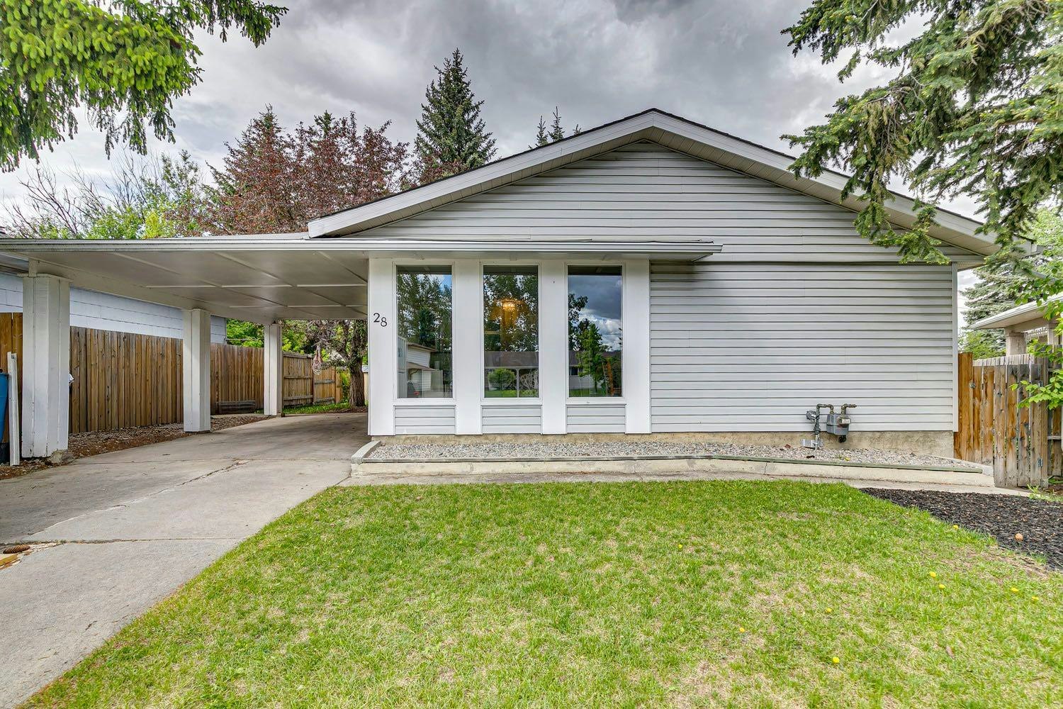 28 Cantrell Bay SW, Calgary, AB, T2W 2C2