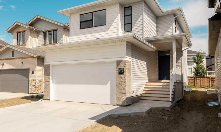 714 Violet Place W