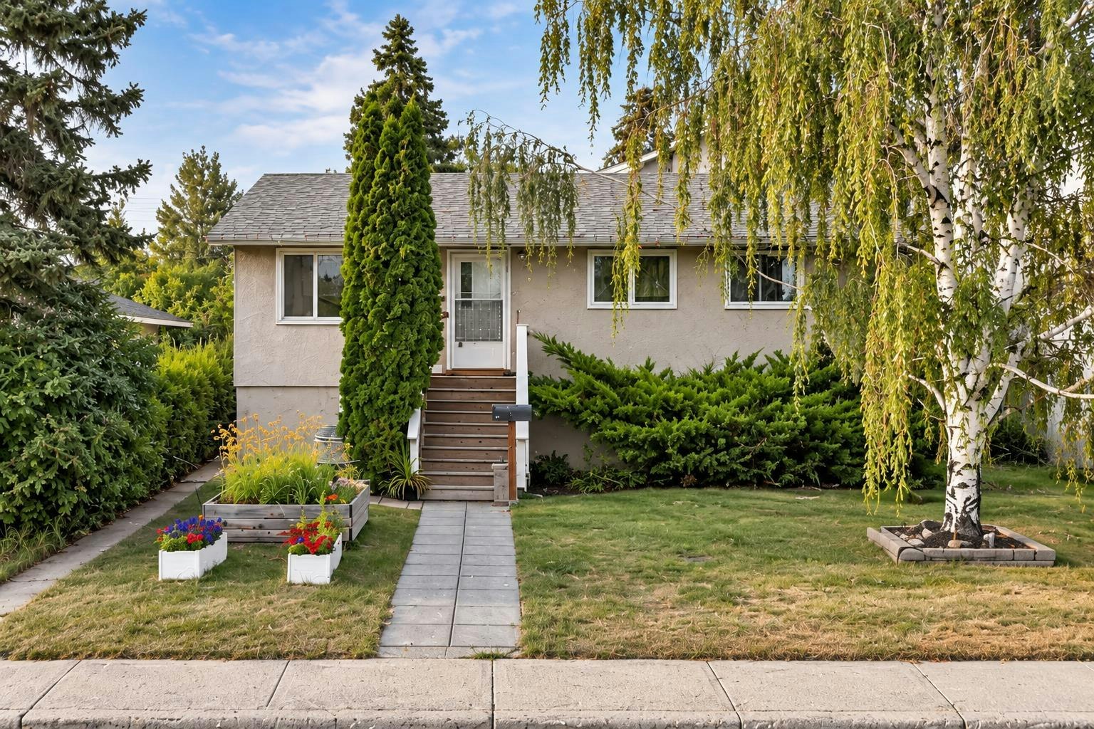 8344 47 Avenue NW, Calgary, AB, T3B 1Z7