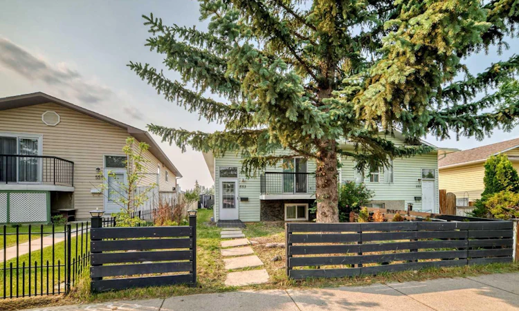 553 Macewan Drive NW