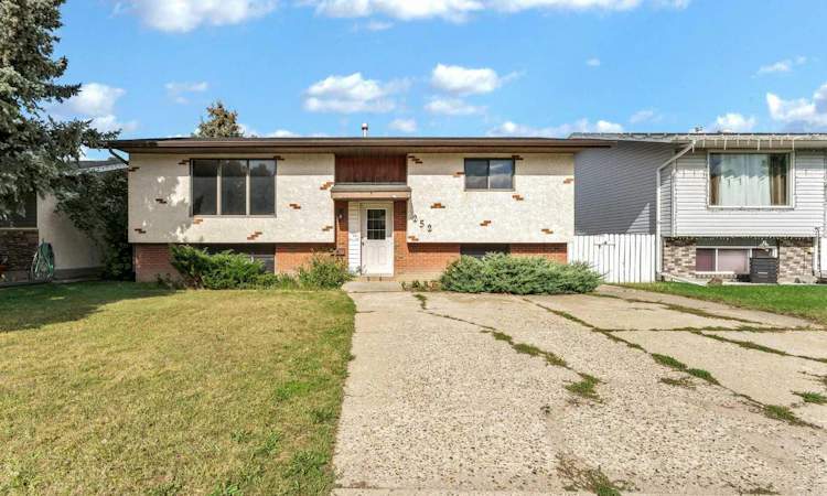 252 Ross Glen Drive SE
