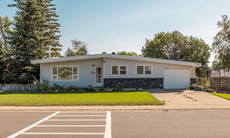 528 7 Street W