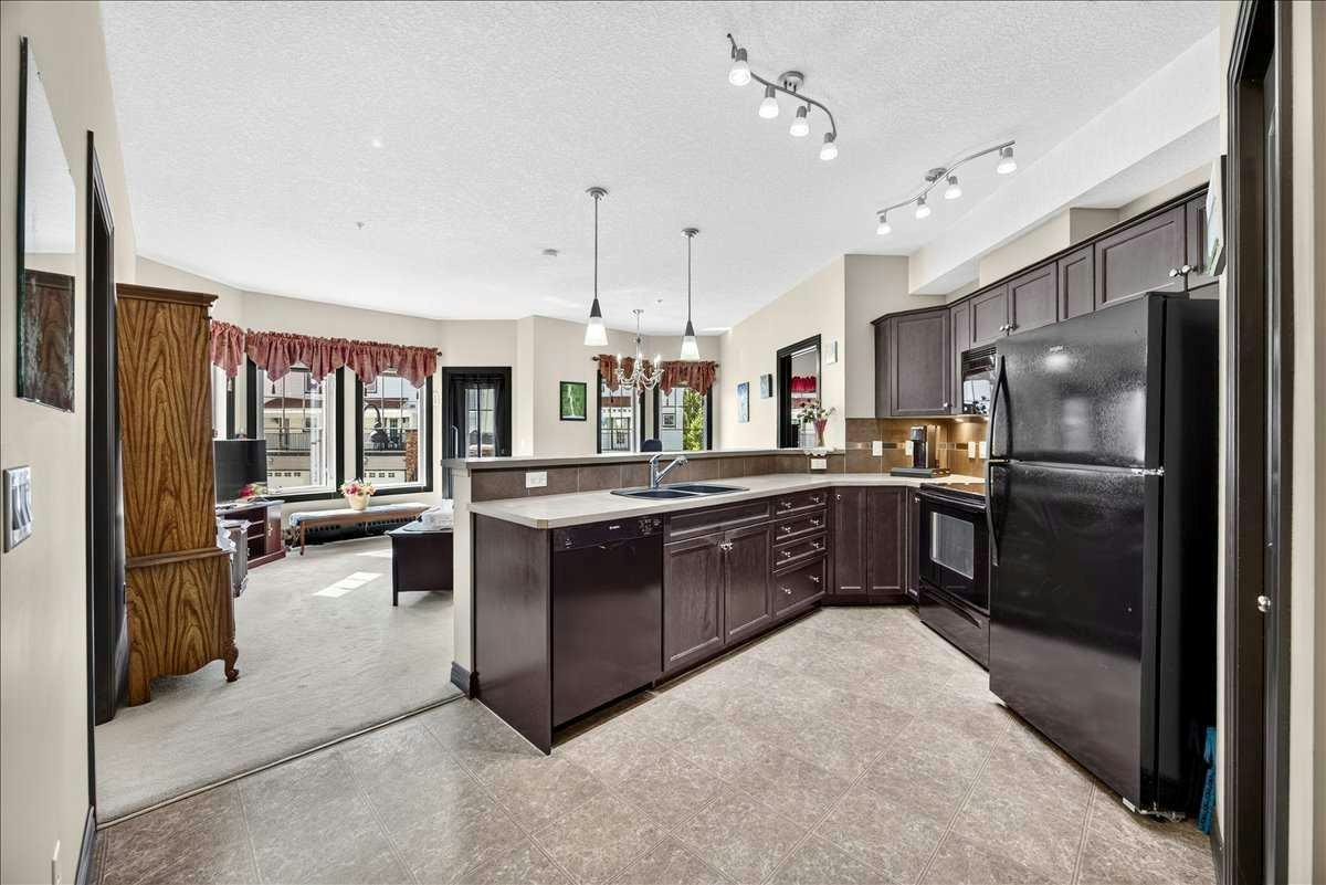218-30 Royal Oak Plaza NW - 3