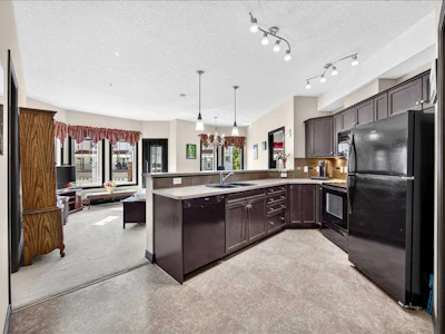 218-30 Royal Oak Plaza NW - 3