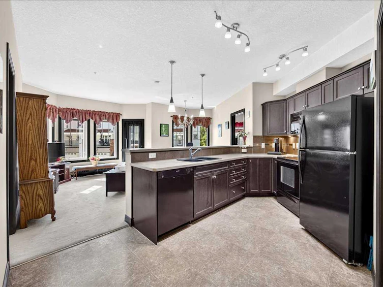 218-30 Royal Oak Plaza NW, Calgary, AB, T3G 0C1 - 3