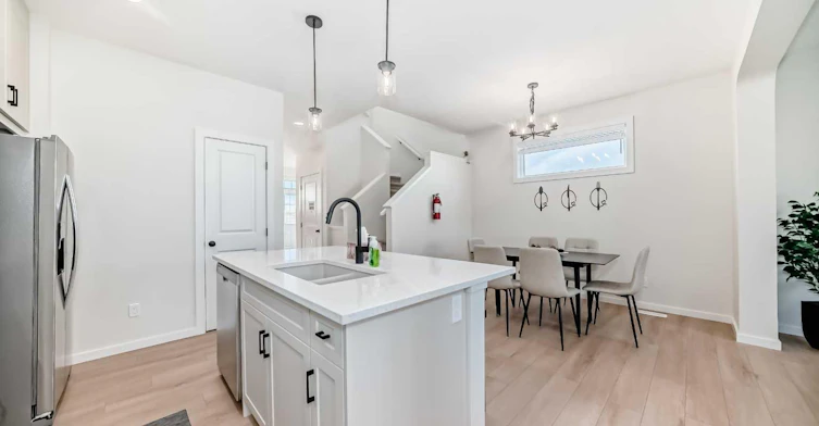 560 Lewisburg Place NE, Calgary, AB, T3P 2N7 - 6