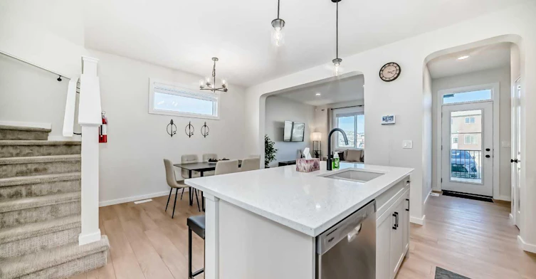 560 Lewisburg Place NE, Calgary, AB, T3P 2N7 - 4