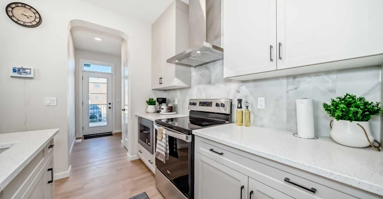 560 Lewisburg Place NE, Calgary, AB, T3P 2N7 - 5
