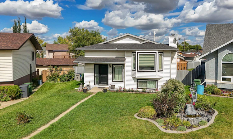6130 52 Street Close