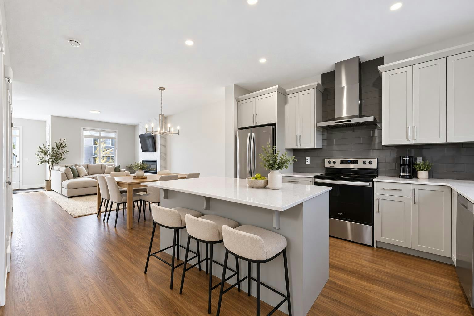 10 Lucas Close NW, Calgary, AB, T3P 1Z5