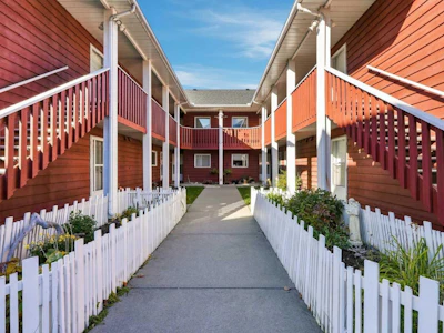 6-717 7 Street Veterans Way - 3