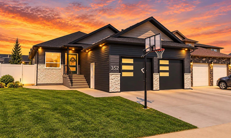 352 Somerside Crescent SE
