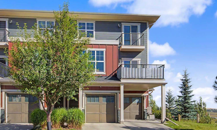 302-428 Nolan Hill Drive NW