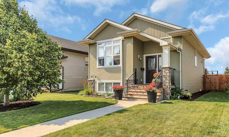 212 Cedar Square