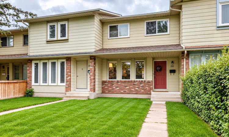 111 Midbend Place SE