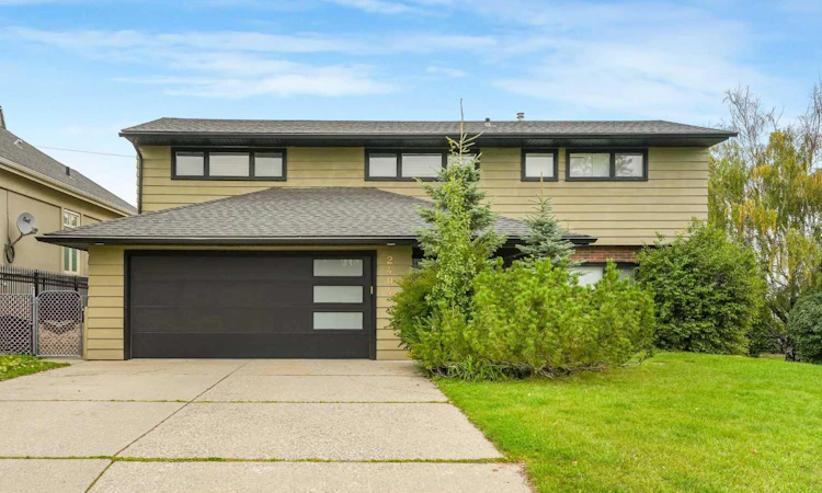 2404 Sovereign Crescent SW