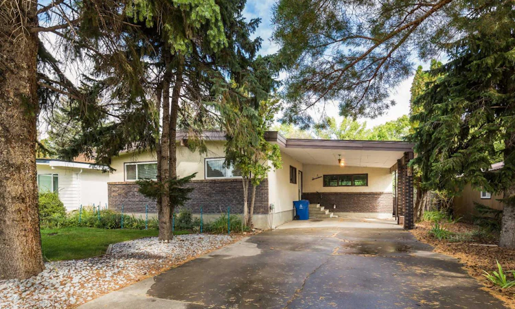 317 Laval Boulevard W