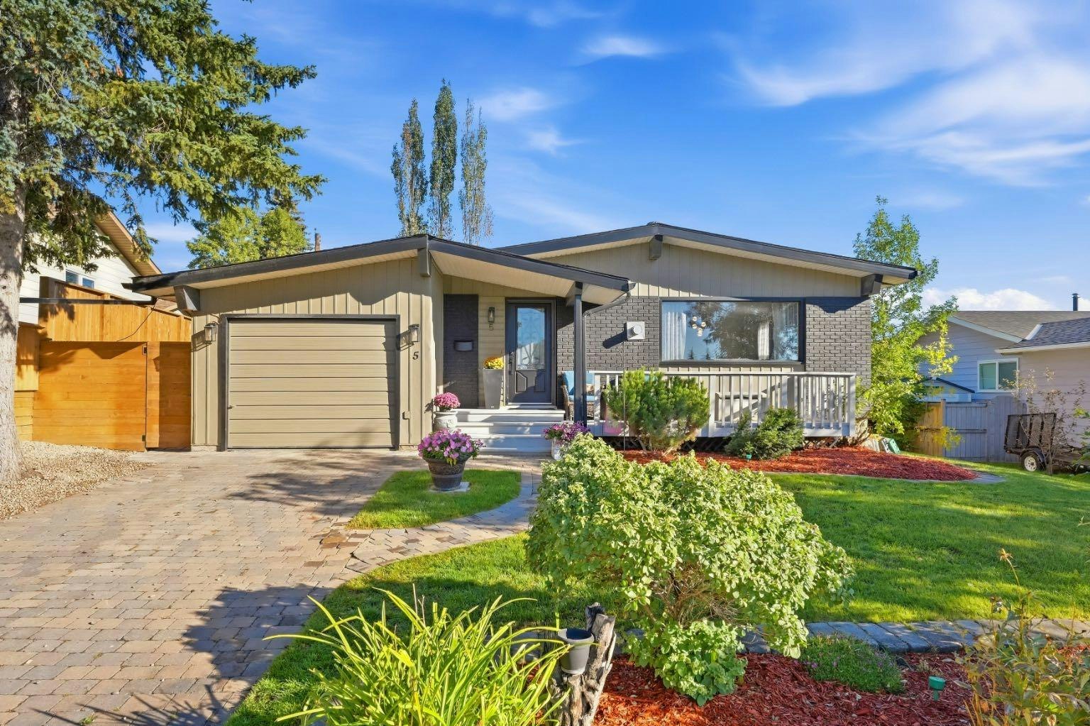 5 Lake Huron Bay SE, Calgary, AB, T2J 5J6