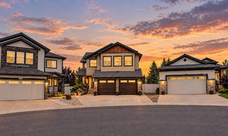 250 Kingsbury View SE