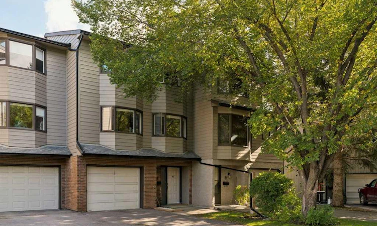 80-23 Glamis Drive SW