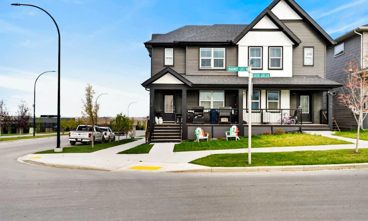 150 Edith Green NW