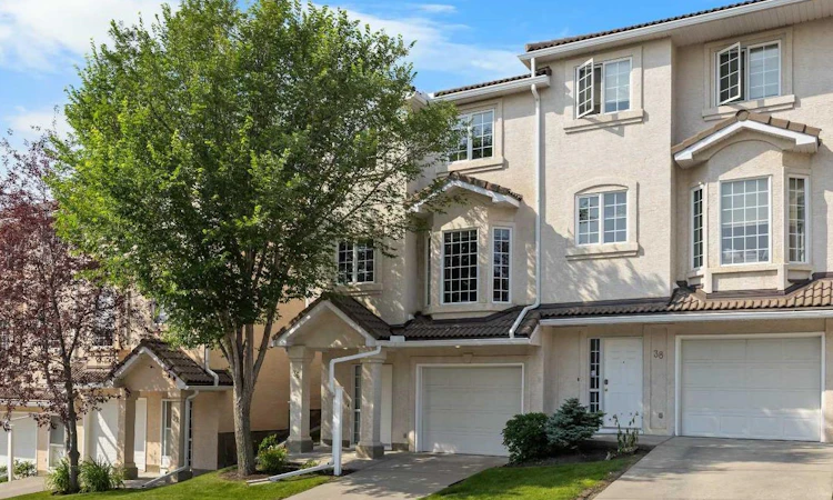 36 Hamptons Link NW