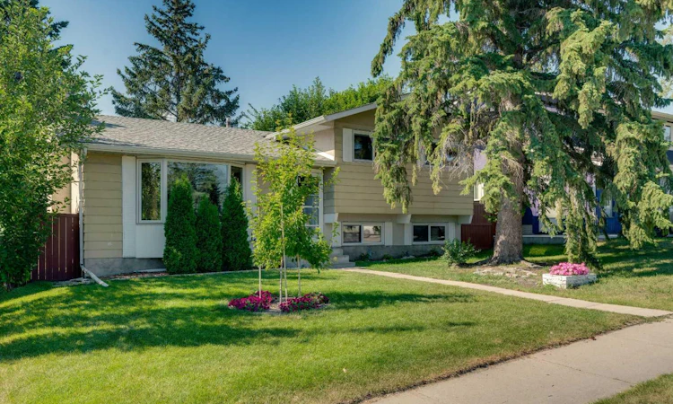 335 Queensland Drive SE