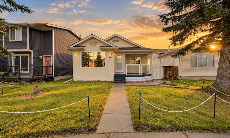 228 Taradale Close NE