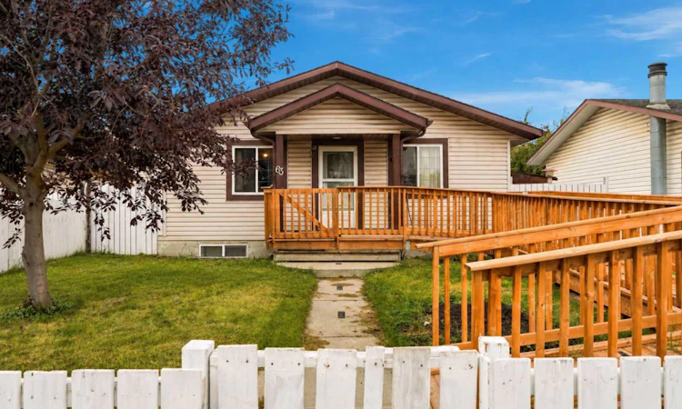 63 Rundleson Way NE
