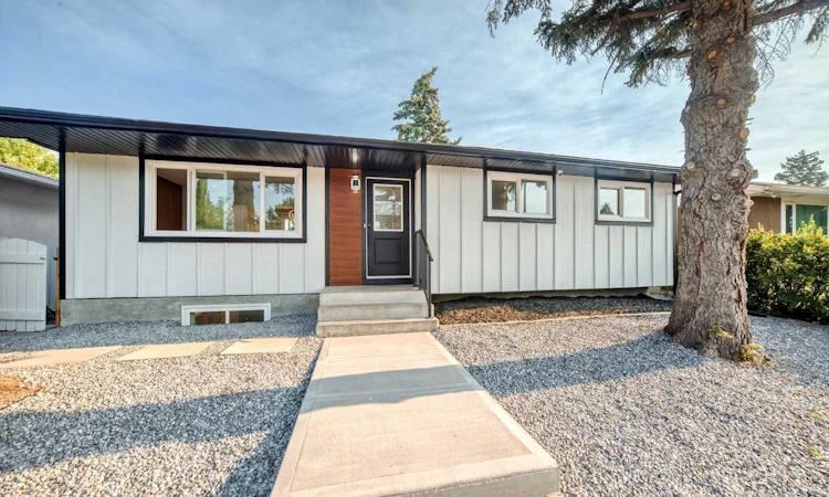808 Avonlea Place SE