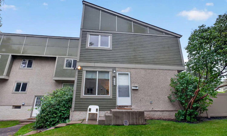442-406 Blackthorn Road NE