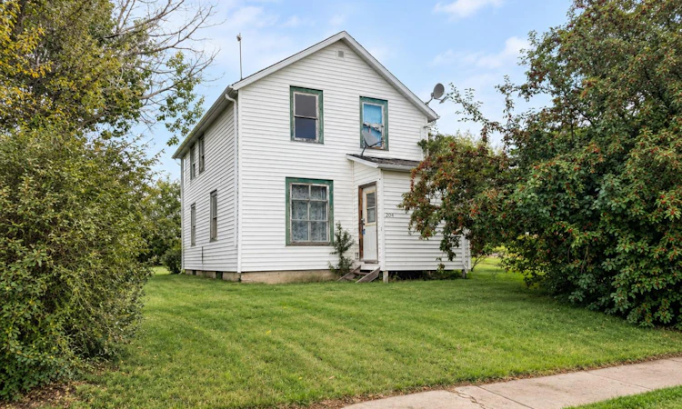 204 Christian Avenue W
