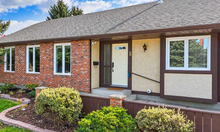 5 Ross View Bay SE