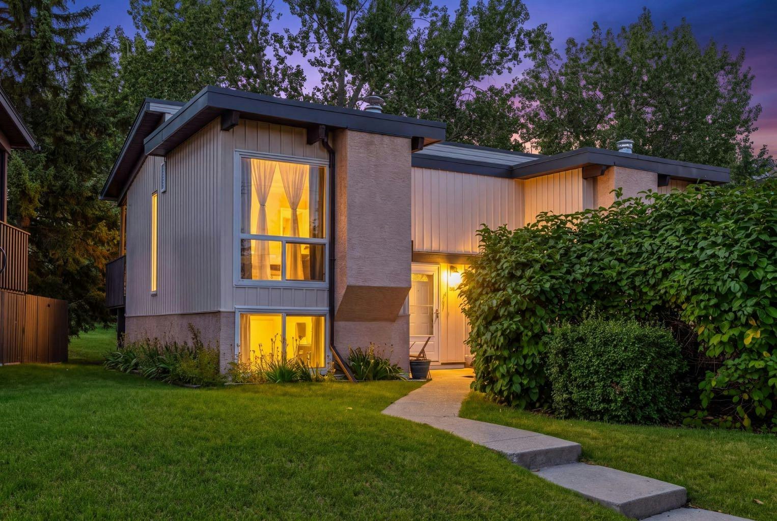 125 Oaktree Lane SW, Calgary, AB, T2V 4E3