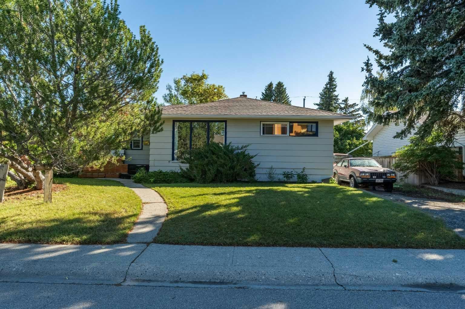 11 Winchester Crescent SW, Calgary, AB, T3C 2T9