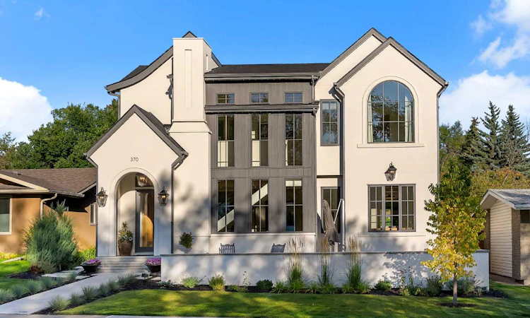 370 Capri Crescent NW