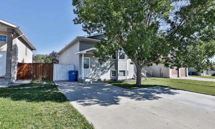 812 Red Crow Boulevard W
