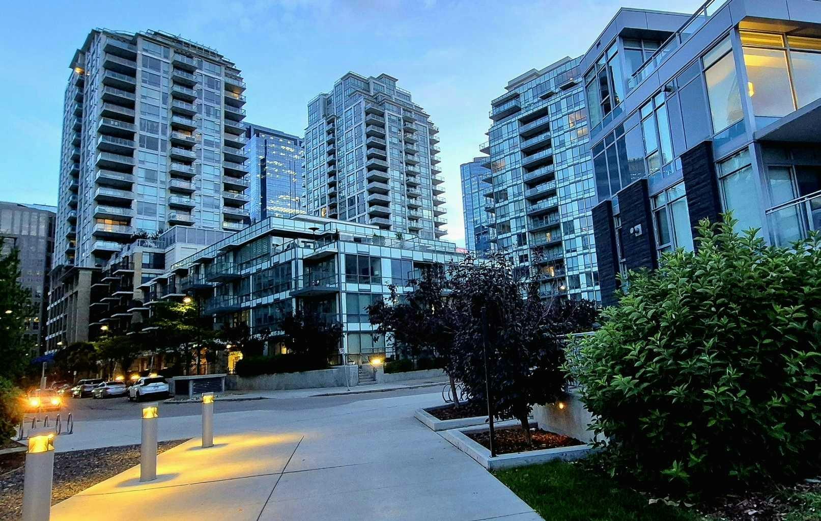 301-51 Waterfront Mews SW, Calgary, AB, T2P 0X3