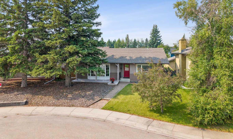 856 Lake Twintree Crescent SE