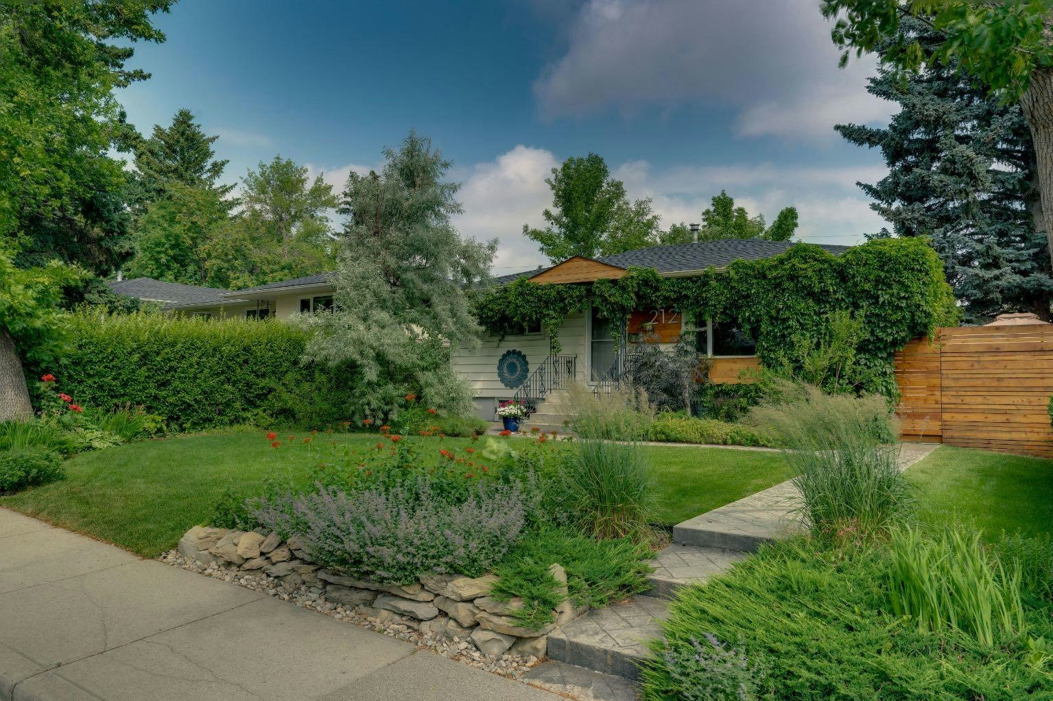 212 Blackthorn Road NW, Calgary, AB, T2K 3S3